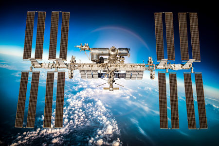 A Estação Espacial Internacional (ISS) completa uma volta ao redor da Terra em 90 min