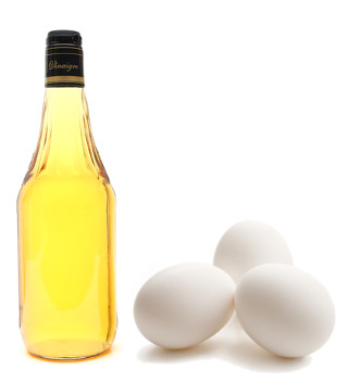 Qual é a reação química que ocorre quando colocamos em contato vinagre e ovo?