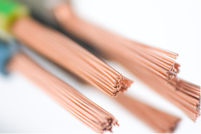 Para se obter o cobre puro usado em fios de eletricidade se faz uma purificação eletrolítica (eletrólise com eletrodos ativos de cobre)