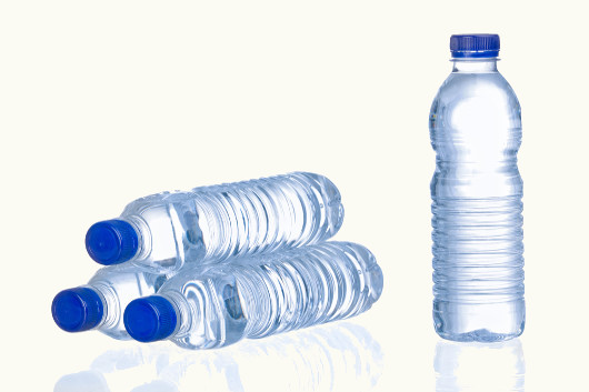Será que toda água mineral que compramos é realmente natural?