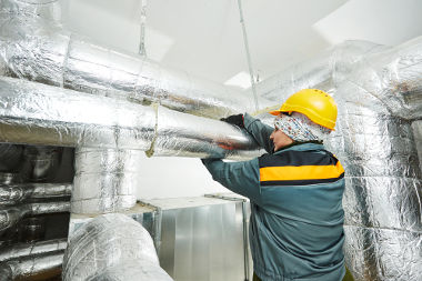 Na imagem, os tubos estão revestidos por um material isolante térmico que possui a função de reduzir o fluxo de calor