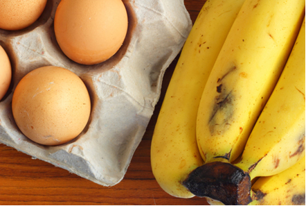 Geralmente compramos ovos e bananas usando a dúzia (12 unidades) como parâmetro de quantidade
