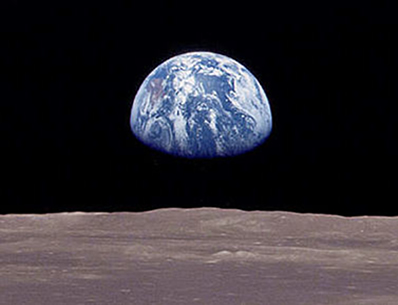 É a força da gravidade que a Terra exerce sobre a Lua que a mantém em órbita em volta da Terra