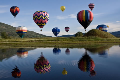 A densidade do ar contido nos balões diminui em razão do aumento da temperatura