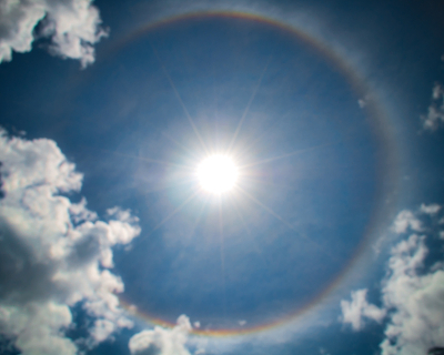 Halo solar: Fenômeno forma 'arco-íris' em torno do sol em PE