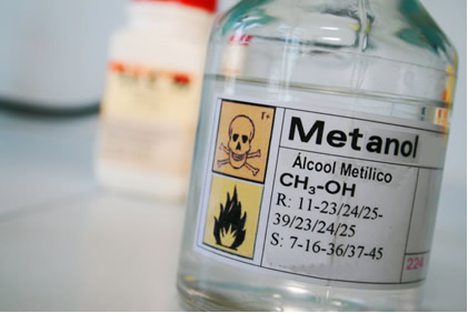 O metanol é inflamável e é o mais tóxico dos álcoois, precisando ser manuseado com cuidado para não ser inalado e não entrar em contato com a pele