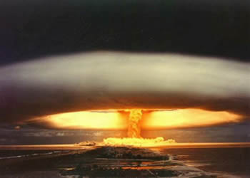 Arma de energia nuclear que possui grande poder de destruição