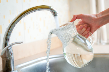 O consumo de água e o volume de uma jarra relacionam-se, pois ambos são mensurados pelas medidas de capacidade