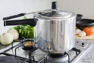 Cozinhar o alimento na panela de pressão é um exemplo de como o aumento da temperatura acelera a reação