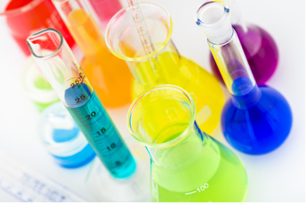 Ácidos e bases são as substâncias mais utilizadas em laboratórios