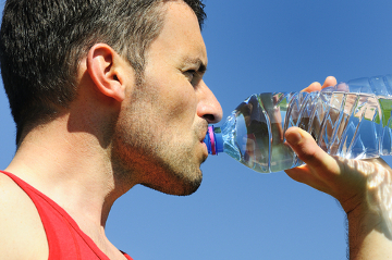 Beber água durante as atividades físicas é fundamental para manter o equilíbrio hídrico