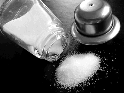 A ligação iônica entre o sódio e o cloro forma o sal de cozinha - cloreto de sódio