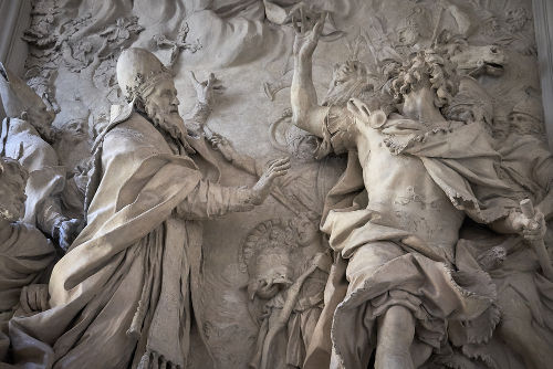 Escultura do século XVII retrata o Papa Leão I convencendo Átila, líder dos hunos, a não saquear Roma em 452*