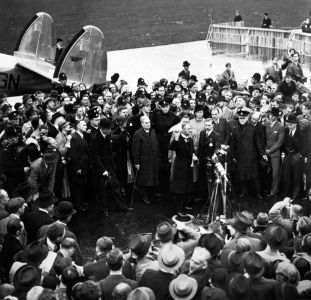 Chegada de Chamberlain a Londres após as negociações em Munique, em 1938
