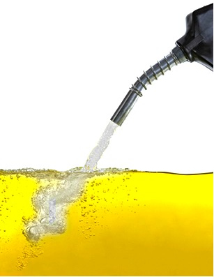 O etanol se mistura à gasolina porque ele possui parte da cadeia carbônica apolar