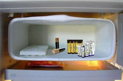 Colocar pilha usada dentro da geladeira faz com que ela volte a funcionar. Por que isso ocorre? Será que isso dá certo sempre?