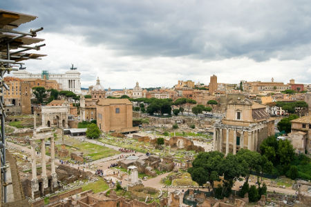 Ruínas do Fórum Romano, construção importante da civilização surgida em Roma, na Itália