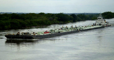 Barcaça navegando no leito do Rio Paraná