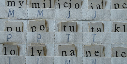 Com relação ao número de sílabas, as palavras podem ser classificadas em monossílabas, dissílabas, trissílabas e polissílabas.