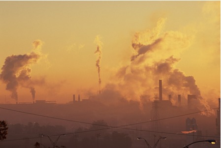 Smog industrial causado por poluição de fábricas