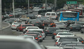 Gases gerados por automóveis causam chuva ácida.