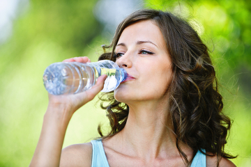 A água exerce funções importantes no organismo, tais como regular a temperatura