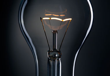 O filamento de tungstênio da lâmpada incandescente é um resistor que libera calor e pode ter a sua potência determinada