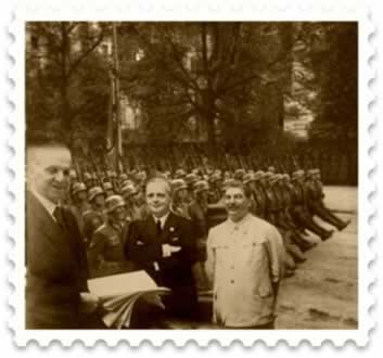 Assinatura do Pacto Germano-Soviético em 1939, pelo representante da Alemanha nazista, Hitler, e pelo líder soviético, Stálin