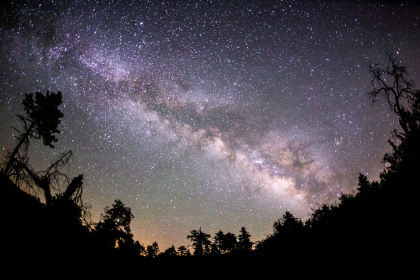 Nessa fotografia de longa exposição, é possível observar o braço da Via láctea