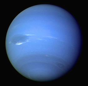 A cor azulada de Netuno é por causa do gás metano