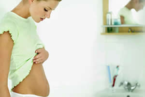 O aumento do abdome é um dos sintomas da gravidez psicológica.