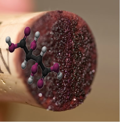 O ácido tartárico, formado durante a fabricação do vinho, apresenta em sua molécula dois carbonos assimétricos iguais