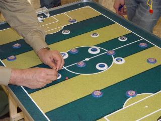 Paixão do campo para a mesa: futebol de botão une gerações no