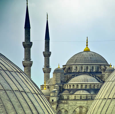 Vista da mesquita azul de uma janela da basílica de Santa Sofia, na cidade turca de Istambul