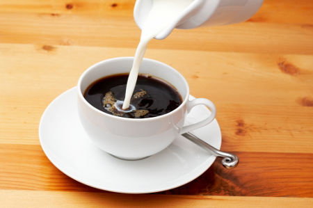 Misturar café com leite é exemplo de mistura com diferentes solutos sem reação