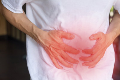 As dores abdominais são sintomas comuns na doença de Crohn