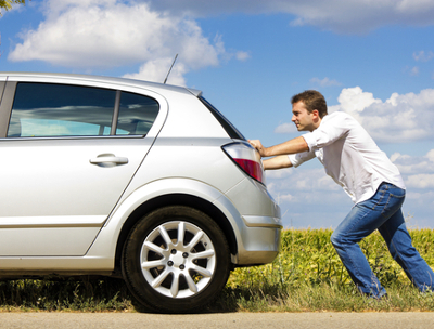 Empurrar um carro é uma forma de realizar trabalho, pois aplicamos uma força sobre ele, causando seu deslocamento