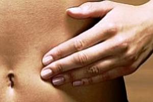 Dor e inchamento no abdome podem indicar a presença de miomas.