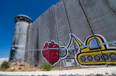 O muro de Israel é frequentemente pintado com imagens e mensagens de protestos em seu lado palestino