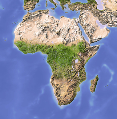 O continente africano é notável pelos desertos (faixa clara) e pelas montanhas a noroeste e a leste