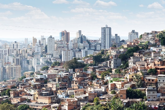 As favelas são exemplos visíveis da exclusão social que vivemos em nossa sociedade