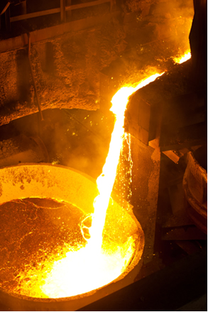 O ferro produzido nas siderúrgicas sai do alto-forno em elevadas temperaturas e na forma de um líquido bem denso, que é levado para ser moldado