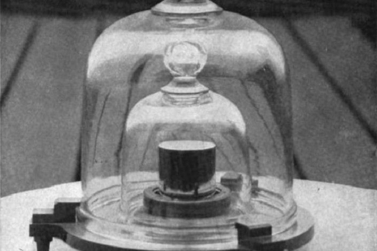 Fotografia de 1915 do protótipo de quilograma dos Estados Unidos envolto em uma redoma de vidro