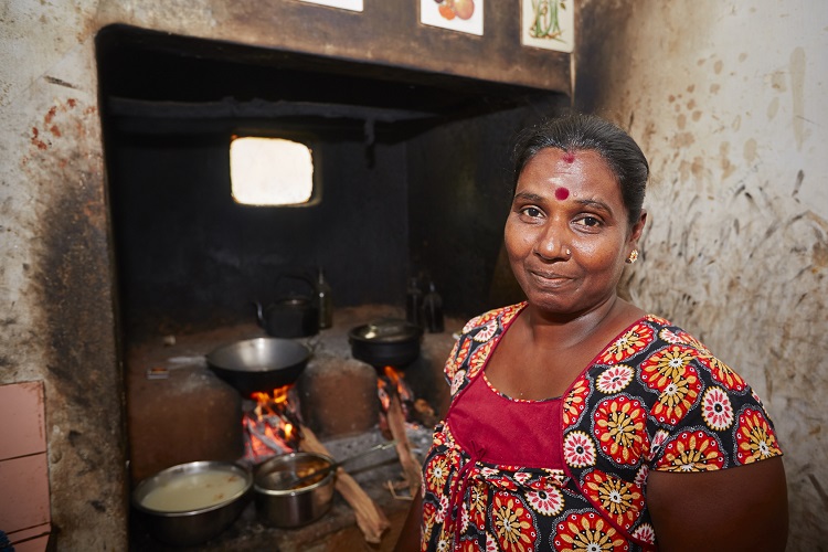 Muitas famílias em todo o mundo cozinham, fervem água e aquecem-se através do fogão a lenha