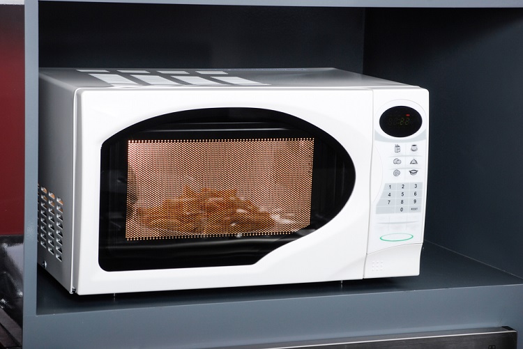 O forno micro-ondas utiliza a interação de ondas eletromagnéticas com a matéria para promover o aquecimento dos alimentos