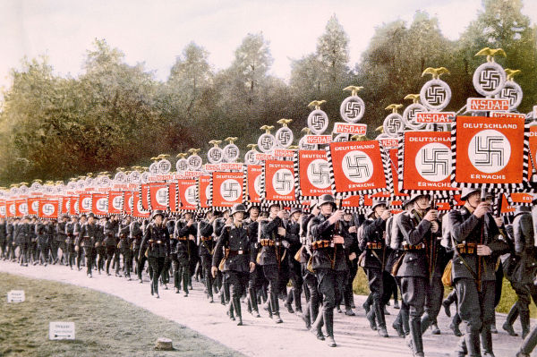 Tropas SS (Schutzstaffel) em marcha na Alemanha em 1933. Os grupos de extermínio estavam submetidos a SS.*
